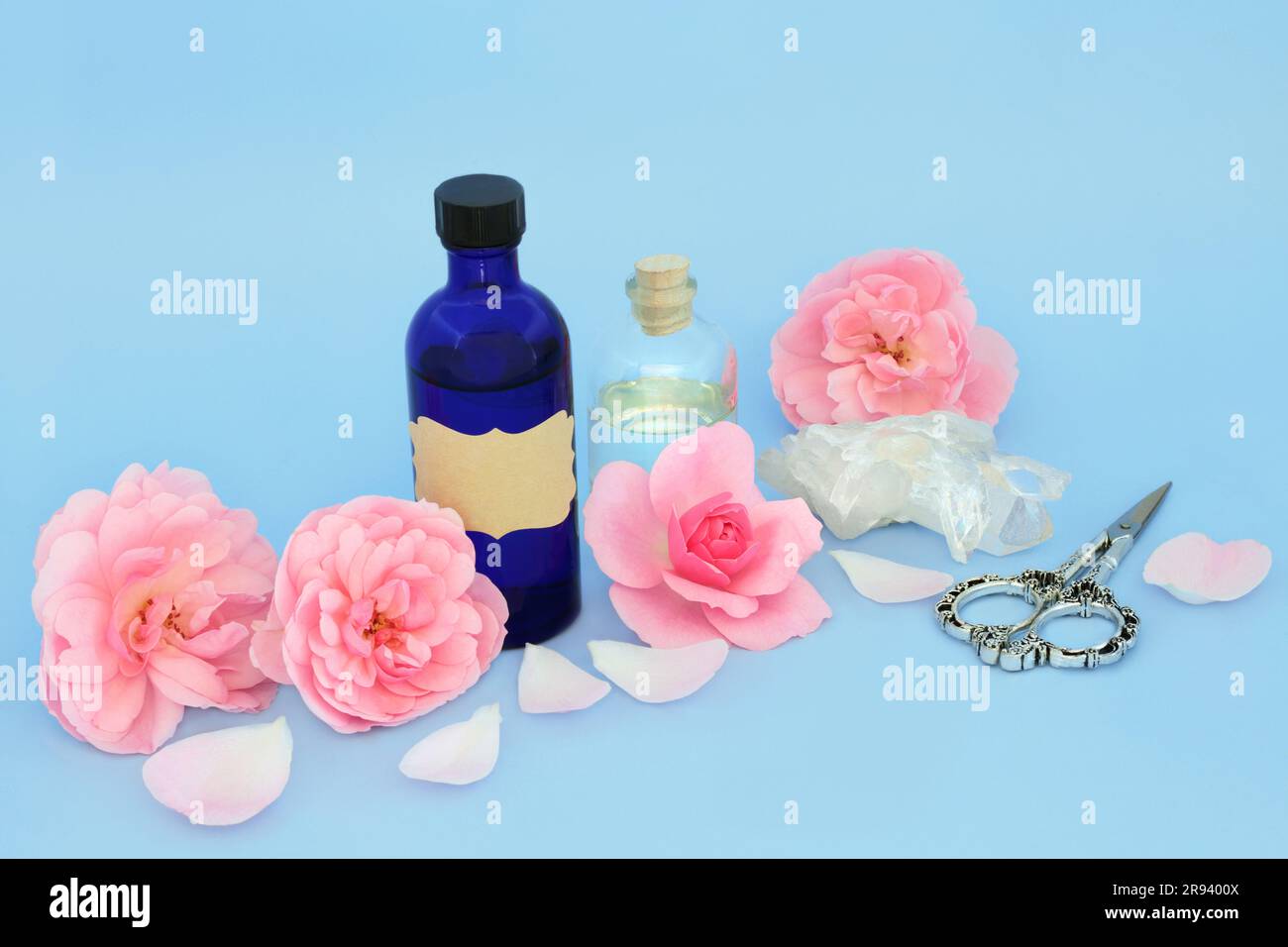 Olio essenziale di aromaterapia con fiori rosa e problemi al quarzo. Foto Stock