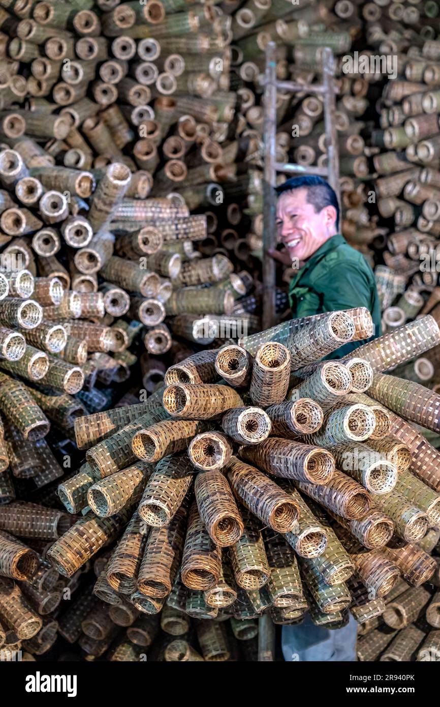 Un artigiano prepara tradizionali trappole di bamboo per pesci e gamberi nella provincia di Yen Bai, in Vietnam Foto Stock