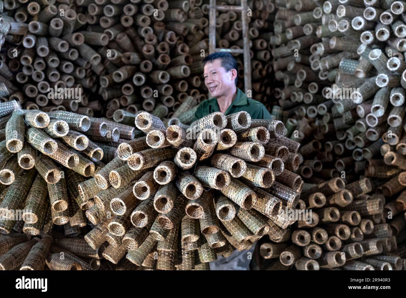 Un artigiano prepara tradizionali trappole di bamboo per pesci e gamberi nella provincia di Yen Bai, in Vietnam Foto Stock