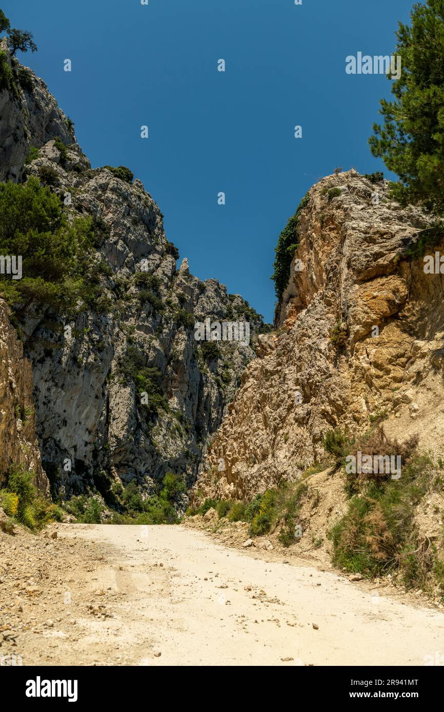 Passa del Comptador, il passo tra Sella e Guadalest, piccola strada di montagna ghiaiosa utilizzata dai ciclisti, Costa Blanca, Alicante, Spagna - foto stock Foto Stock