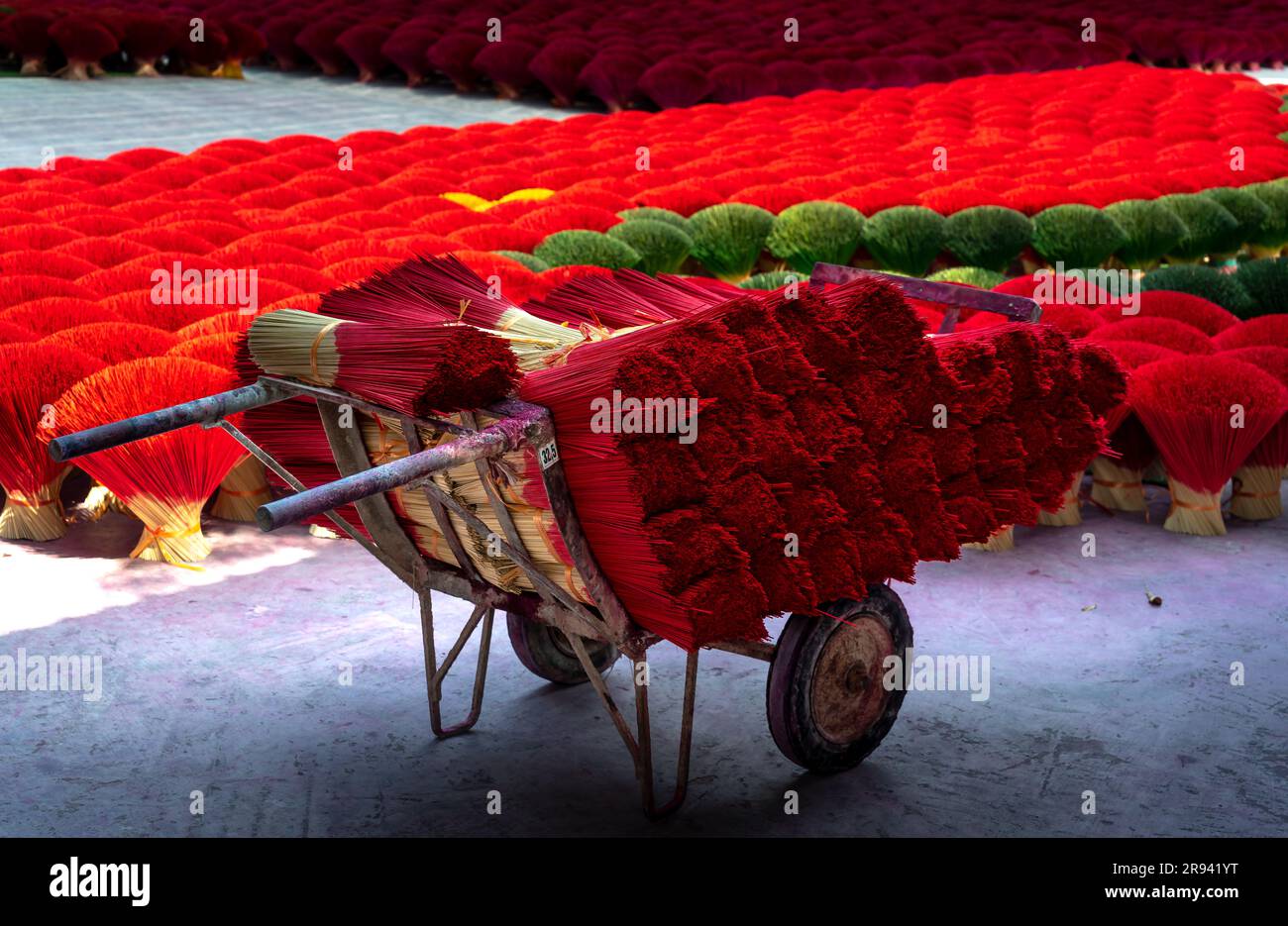 I tradizionali lavoratori del villaggio dell'incenso di Ung Hoa stanno facendo il processo di essiccazione dell'incenso. Questo è un famoso incenso artigianale mak Foto Stock