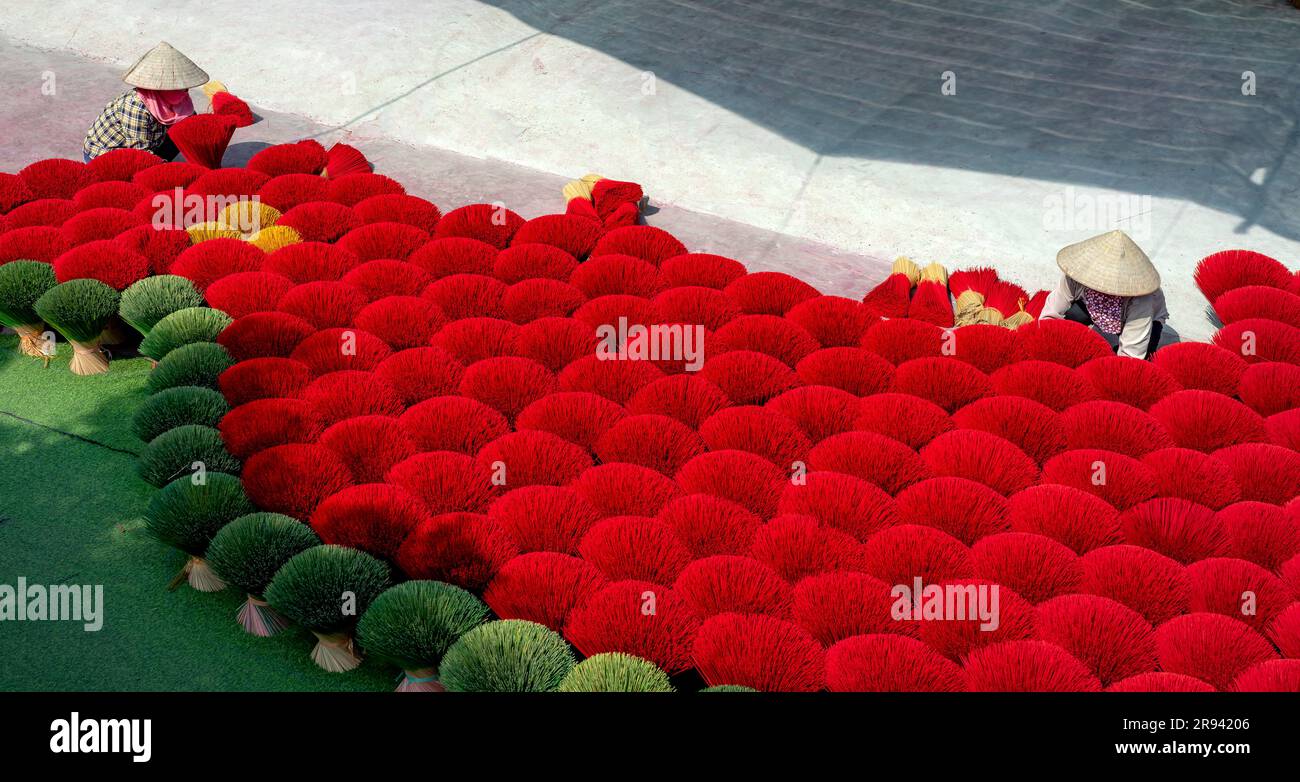 I tradizionali lavoratori del villaggio dell'incenso di Ung Hoa stanno facendo il processo di essiccazione dell'incenso. Questo è un famoso incenso artigianale mak Foto Stock