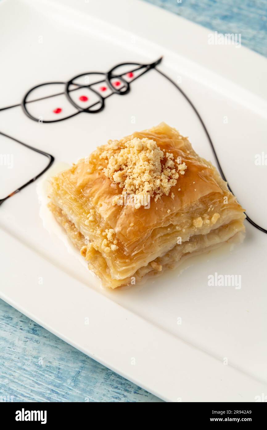 Baklava turca con nocciole su un piatto di porcellana bianca Foto Stock