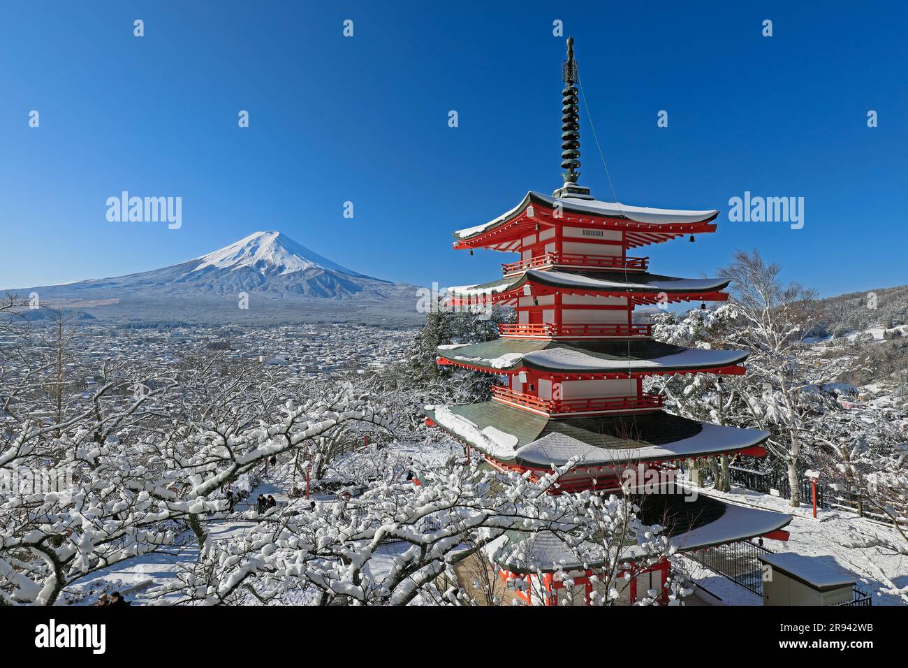 Pagoda a cinque piani nel Parco Niikurayama Sengen e sul Monte Foto Stock