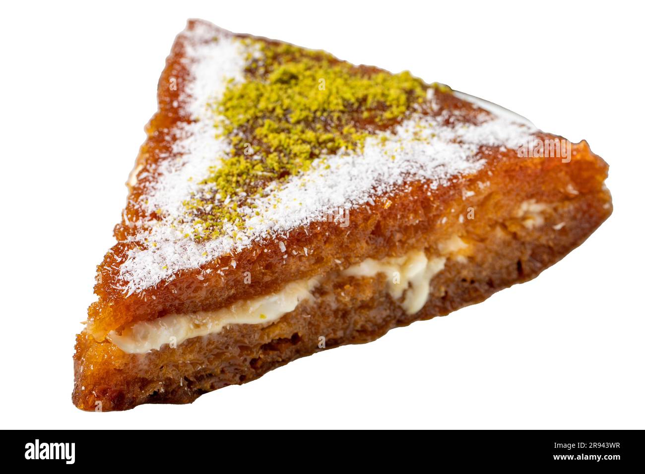 Dessert kadayif con crema isolata su sfondo bianco. Dessert di cucina turca. primo piano Foto Stock