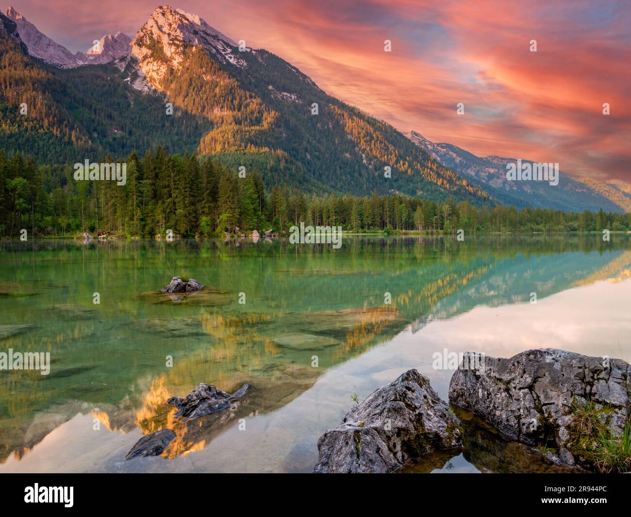 Lago di montagna nelle Alpi Berchtesgaden Foto Stock