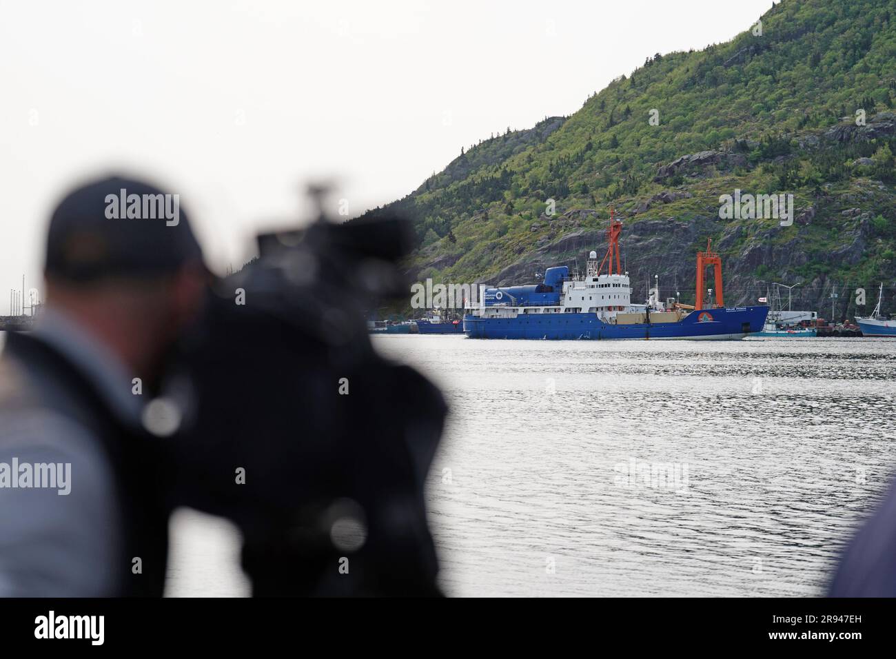 La Polar Prince, la principale nave di supporto per il sommergibile Titano, arriva al porto di St John e' a Terranova, Canada. Paul-Henri Nargeolet, Hamish Harding, Stockton Rush, Shahzada Dawood e suo figlio diciannovenne Suleman, morirono dopo che il sommergibile Titan scomparso subì una catastrofica implosione mentre cercava di raggiungere il Titanic. Data foto: Sabato 24 giugno 2023. Foto Stock