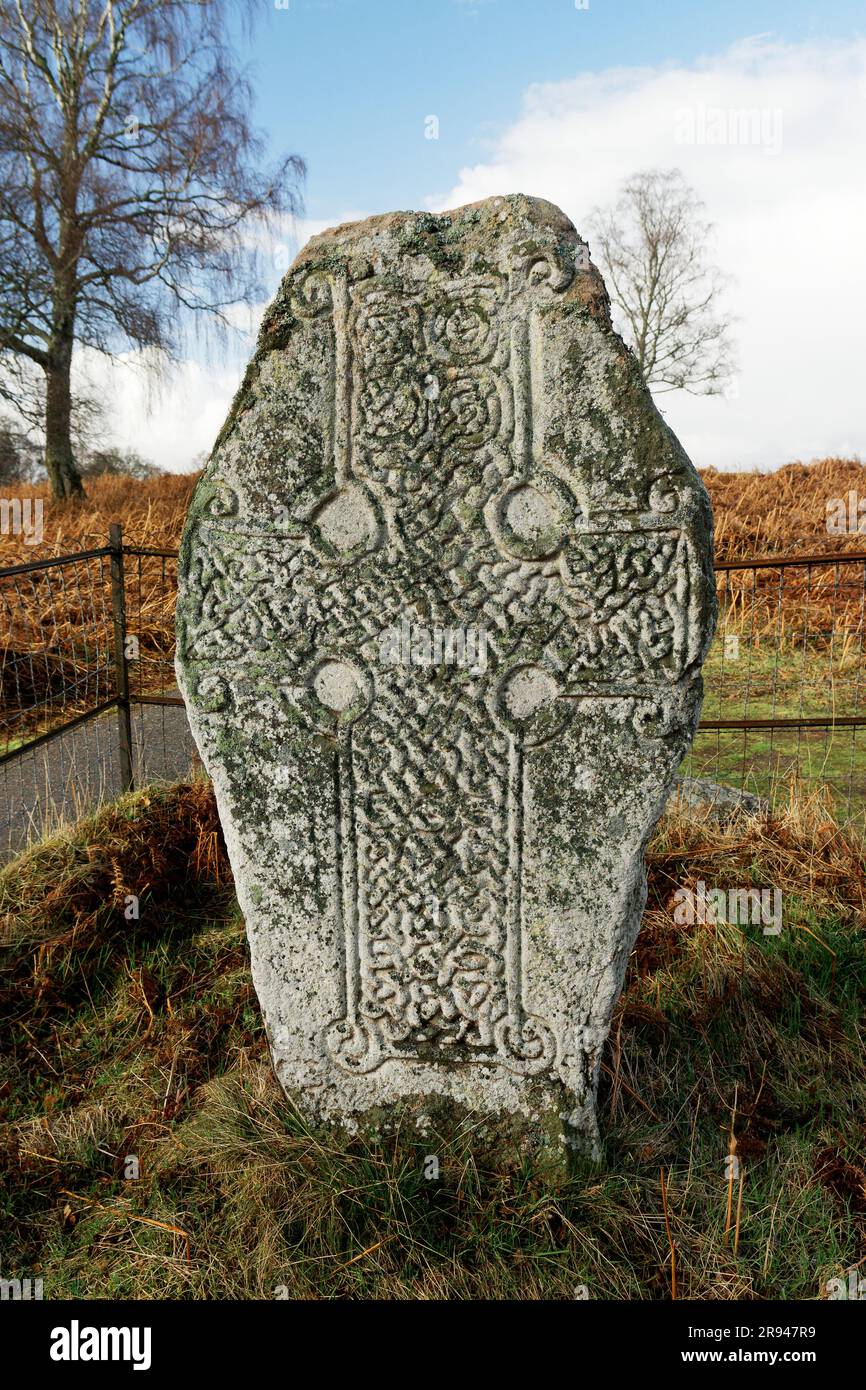 La Kinord Cross. Lastra di pietra scolpita dai Pitti all'estremità nord-est del Loch Kinord. Muir di Dinnet, regione di Grampian, Scozia. c800 ad Foto Stock