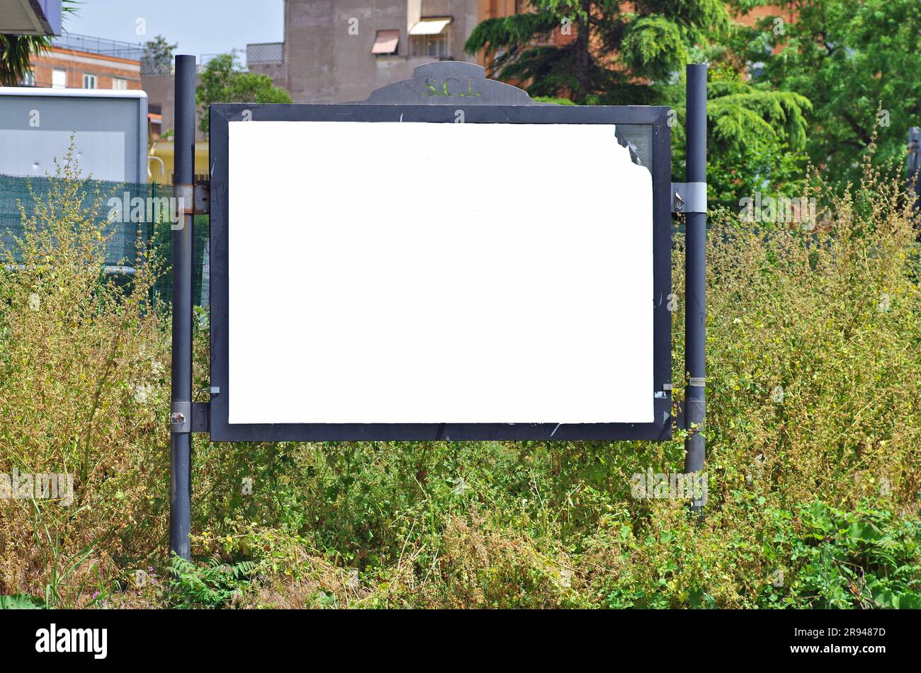 un grande pannello bianco per scrivere qualcosa per una pubblicità stradale Foto Stock