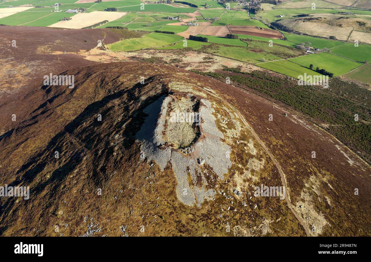 Tap o’Noth, preistorica collina Grampian, Scozia. Massiccio muro vetrificato di nucleo neolitico. Il bastione esterno racchiude un grande insediamento del primo Medioevo Foto Stock