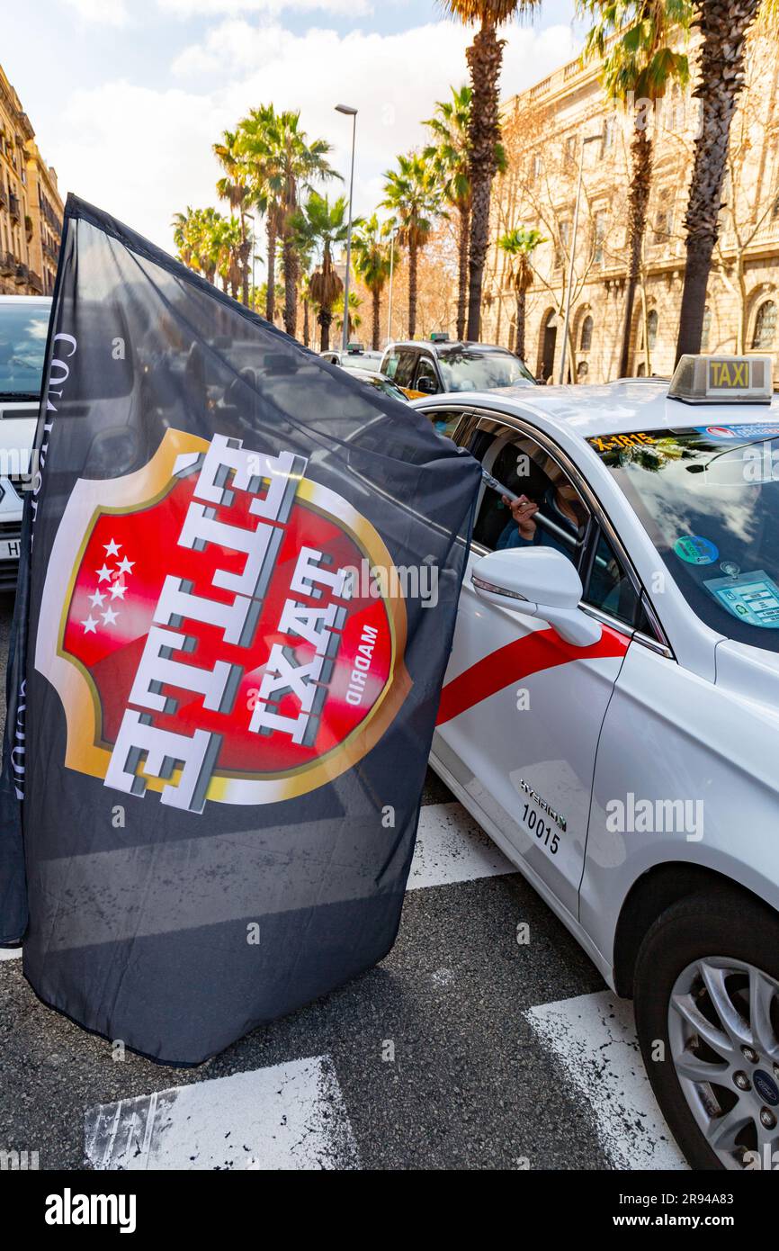 Barcellona, Spagna - FEB 10, 2022: I tassisti protestano contro Uber, l'app di trasporto online, per le strade di Barcellona, Catalogna, Spagna. Foto Stock