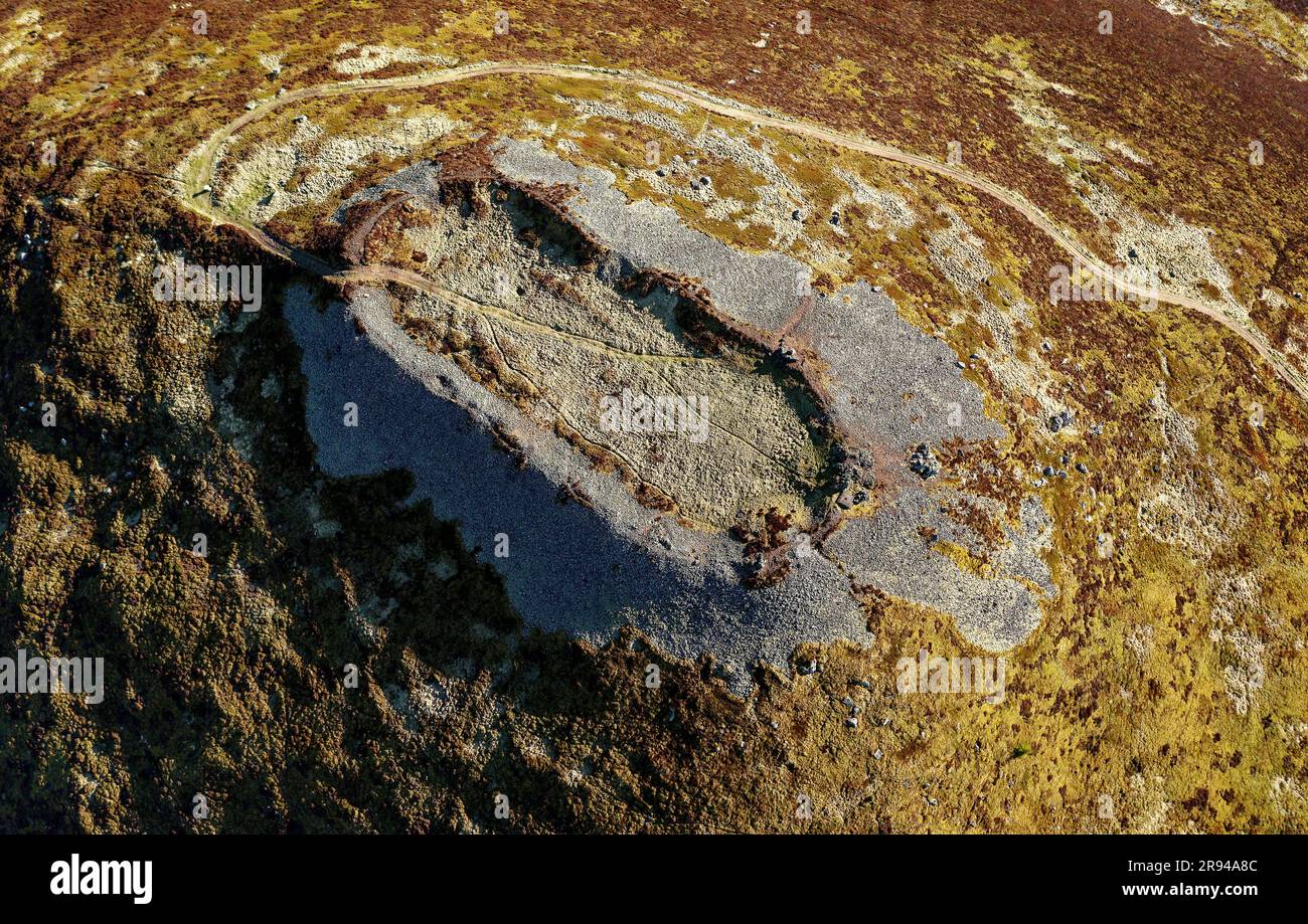Tap o’Noth, preistorica collina Grampian, Scozia. Massiccio muro vetrificato di nucleo neolitico. Il bastione esterno racchiude un grande insediamento del primo Medioevo Foto Stock