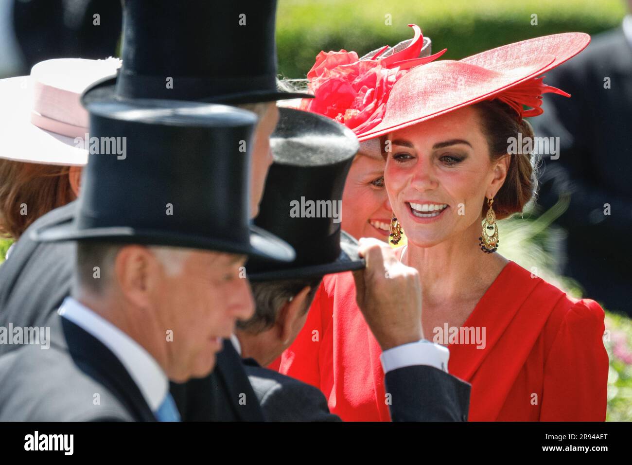 Ascot, Berkshire, Regno Unito. 23 giugno 2023. Catherine, la Principessa di Galles, parla con i partecipanti con Guglielmo, il Principe di Galles. La processione reale con la famiglia reale e i loro ospiti in carrozza si fa strada attraverso l'anello di sfilata al Royal Ascot il giorno quattro dell'evento di corse di cavalli credito: Imageplotter/Alamy Live News Foto Stock