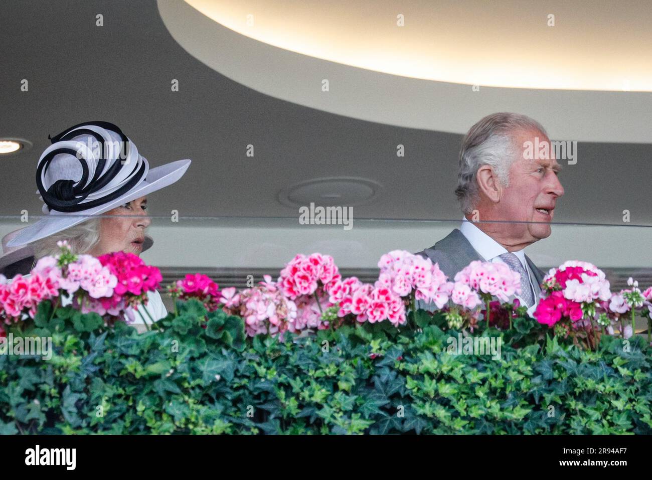 Ascot, Berkshire, Regno Unito. 23 giugno 2023. Re Carlo e la regina Camilla guardano dal Royal Enclosure il quarto giorno del Royal Ascot. Crediti: Imageplotter/Alamy Live News Foto Stock