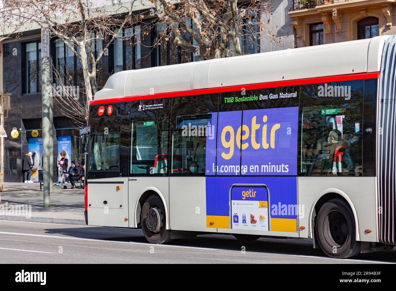 Barcellona, Spagna - FEB 10, 2022: Pubblicità all'aperto di Getir su un autobus pubblico a Barcellona. Getir è un'app per la consegna di generi alimentari, cibo, ecc. basato su i Foto Stock