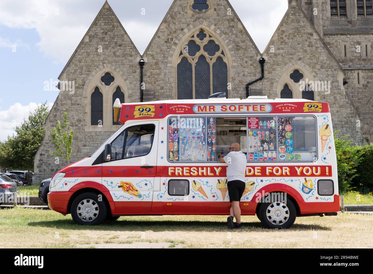 Londra Regno Unito, 24 giugno 2023. Furgone per gelati che vende gelati al Blackheath Park nel sud-est di Londra in una calda giornata estiva. Credito: Xiu Bao/Alamy Live News Foto Stock