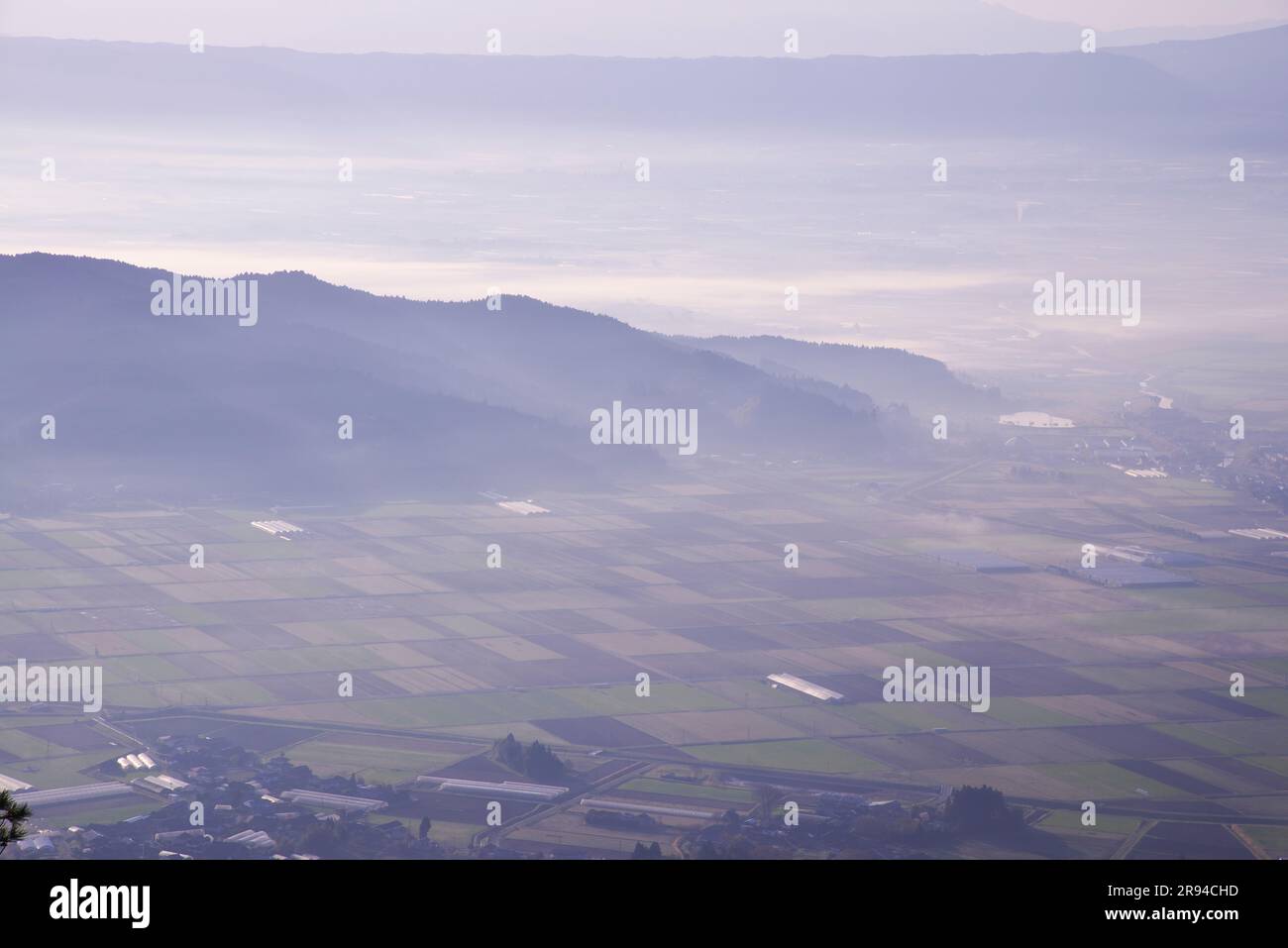 Nebbia mattutina e bacino della caldera Foto Stock