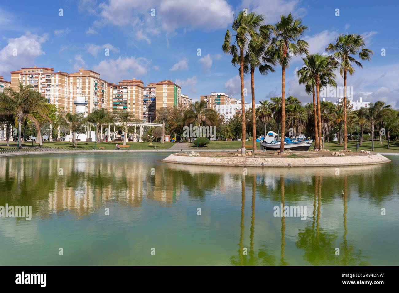Il lago artificiale del Parque de Huelin o del Parco Huelin, Malaga, Costa del Sol, provincia di Malaga, Andalusia, Spagna meridionale. Huelin è un barrio, o sub Foto Stock