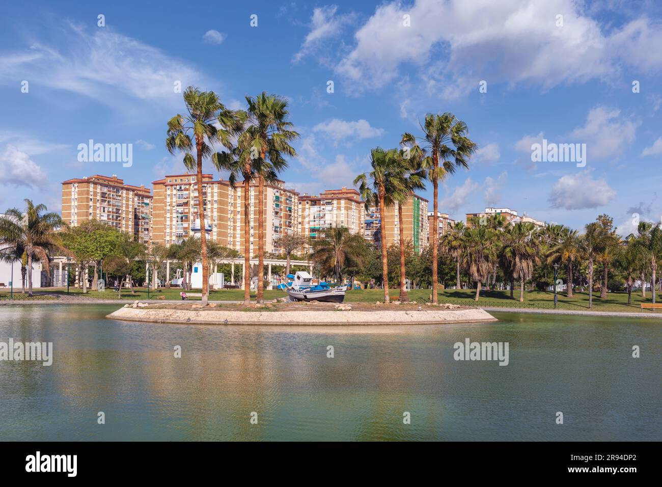 Il lago artificiale del Parque de Huelin o del Parco Huelin, Malaga, Costa del Sol, provincia di Malaga, Andalusia, Spagna meridionale. Huelin è un barrio, o sub Foto Stock