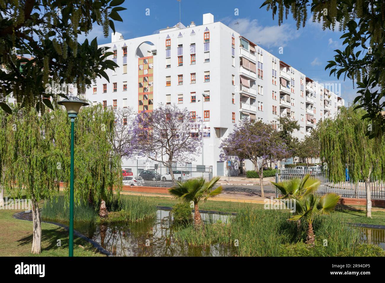 Condominio accanto al Parque de Huelin o al Parco Huelin, Malaga, Costa del Sol, Provincia di Malaga, Andalusia, Spagna meridionale. Huelin è un barrio, o sub Foto Stock