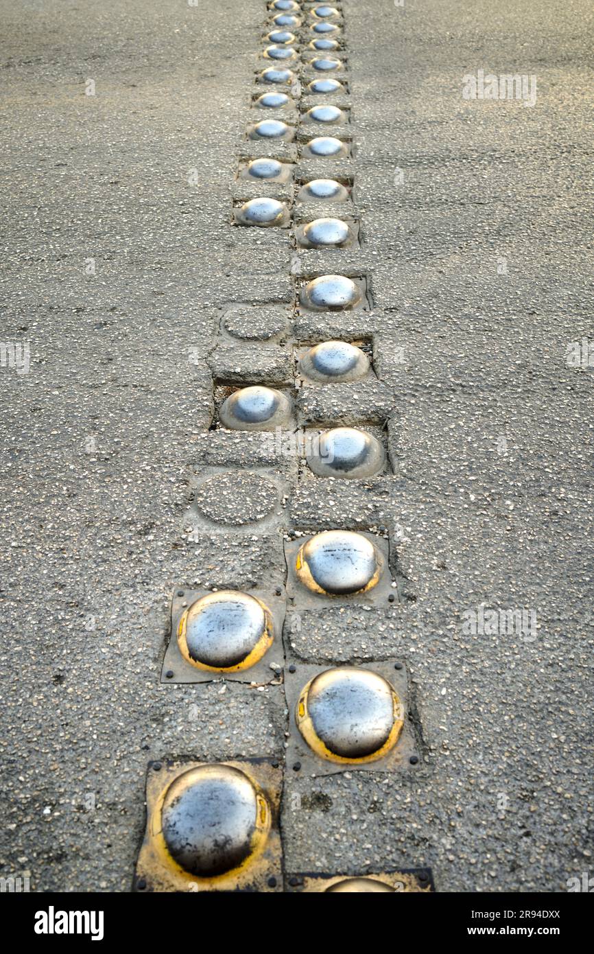 Speed Prevention Topes o borchie sulla strada Playa del Carmen Yucatan Messico Foto Stock