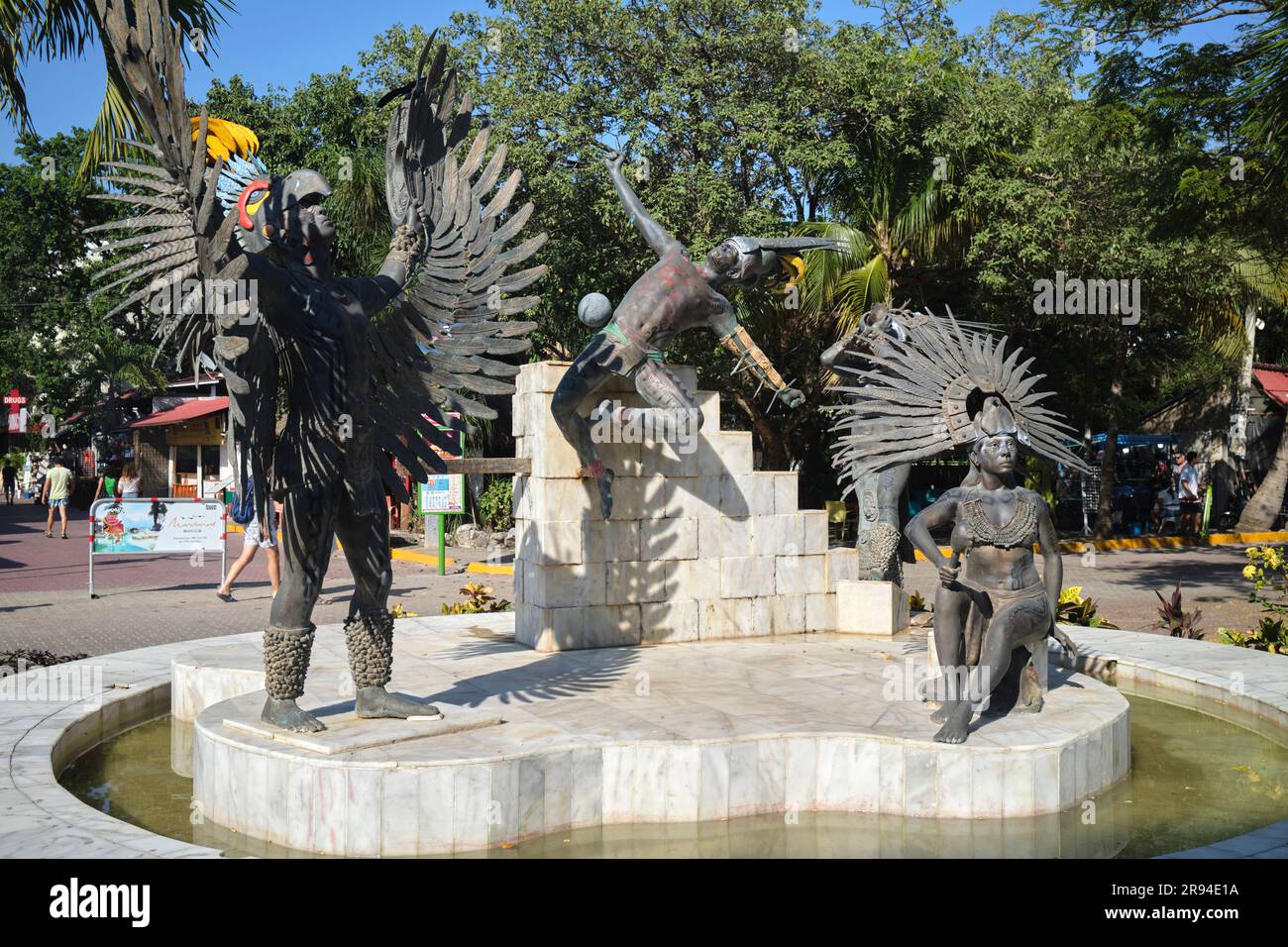 Scultura pubblica con personaggi Maya su Avenida Quinta Playa del Carmen Yucatan Messico Foto Stock