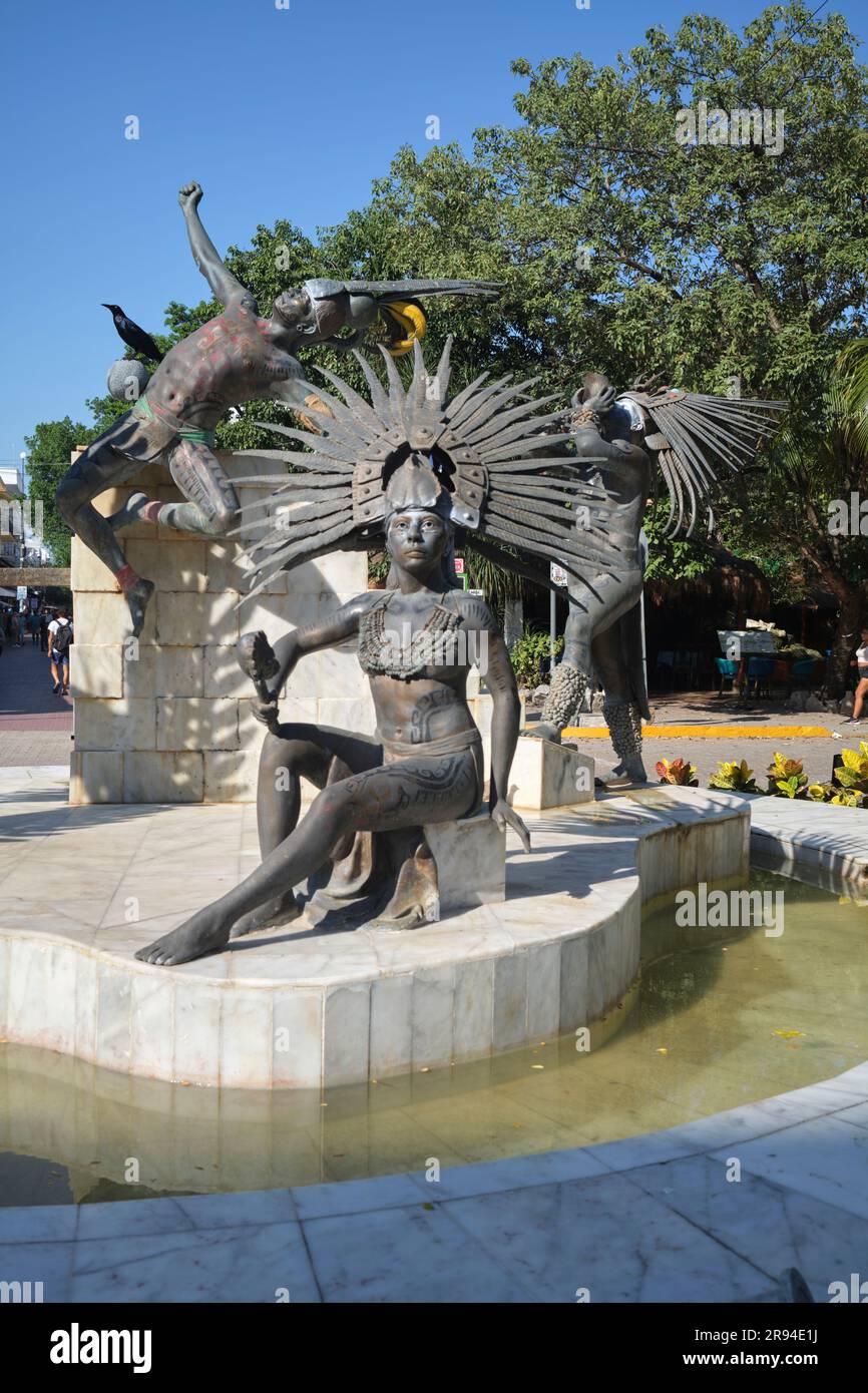 Scultura pubblica con personaggi Maya su Avenida Quinta Playa del Carmen Yucatan Messico Foto Stock