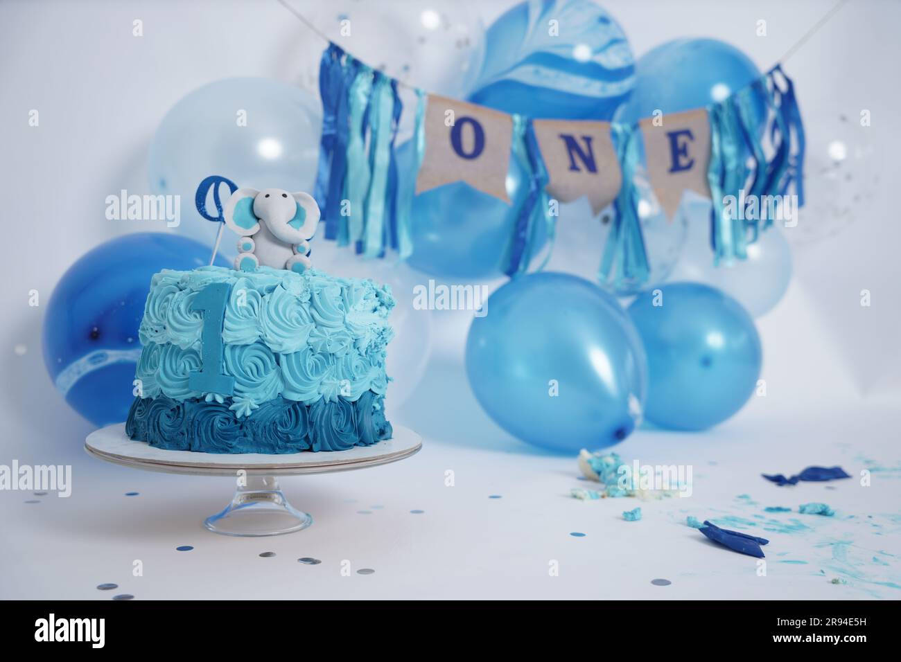 1° compleanno, aqua blue, baby, sfondo, balloni, palloncino, compleanno palloncini, banner, bello, palloncini blu, blue cake, boy, cake smash, celebrat Foto Stock