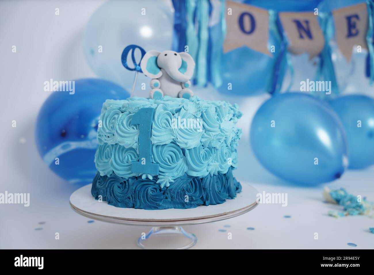 1° compleanno, aqua blue, baby, sfondo, balloni, palloncino, compleanno palloncini, banner, bello, palloncini blu, blue cake, boy, cake smash, celebrat Foto Stock