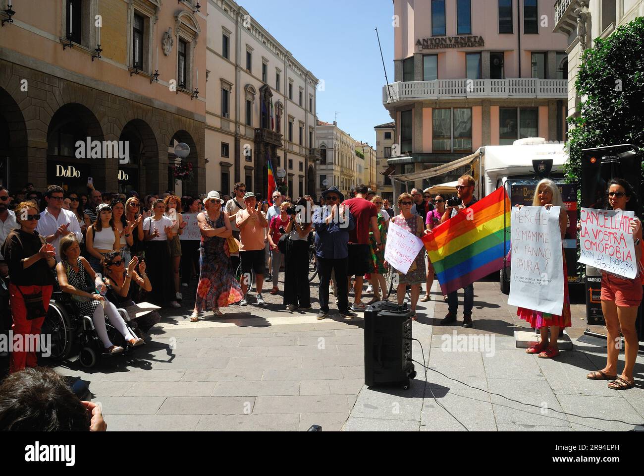 Padova, Italia, 24 giugno 2023. Bambini con due madri, famiglie arcobaleno e società civile manifestano dinanzi al Municipio di Padova contro la cancellazione dei certificati di nascita dei figli delle coppie dello stesso genitore decisi dal Tribunale di Padova. Con i manifestanti i consiglieri del comune e il deputato italiano Alessandro Zan. Crediti : Ferdinando Piezzi/Alamy Live News Foto Stock