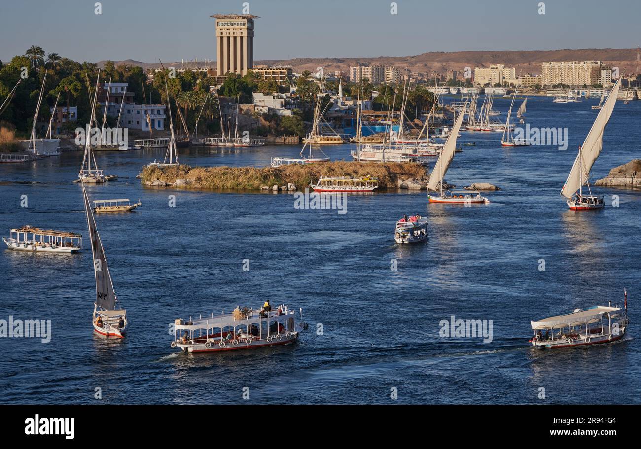 Foto pomeridiane del fiume Nilo ad Assuan, Egitto, che mostra feluche e barche nel fiume con l'isola degli elefantini (sito patrimonio dell'umanità dell'UNESCO) Foto Stock