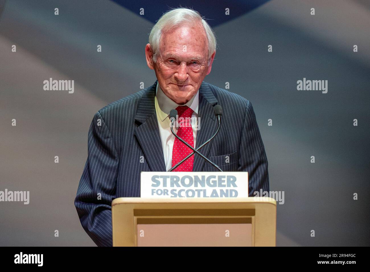 Sir George Reid sul palco della convention di indipendenza SNP a Caird Hall a Dundee. I membri del partito discuteranno di come la Scozia possa indire un referendum giuridicamente vincolante per l'indipendenza. Data foto: Sabato 24 giugno 2023. Foto Stock