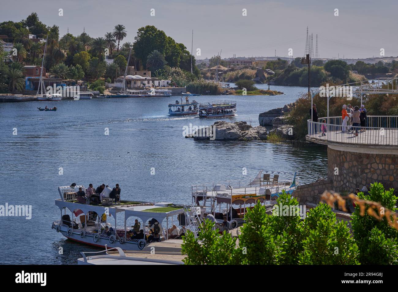 Foto pomeridiane del fiume Nilo ad Assuan, Egitto, che mostra la vista dal giardino botanico di Assuan con feluche e barche nel fiume Foto Stock