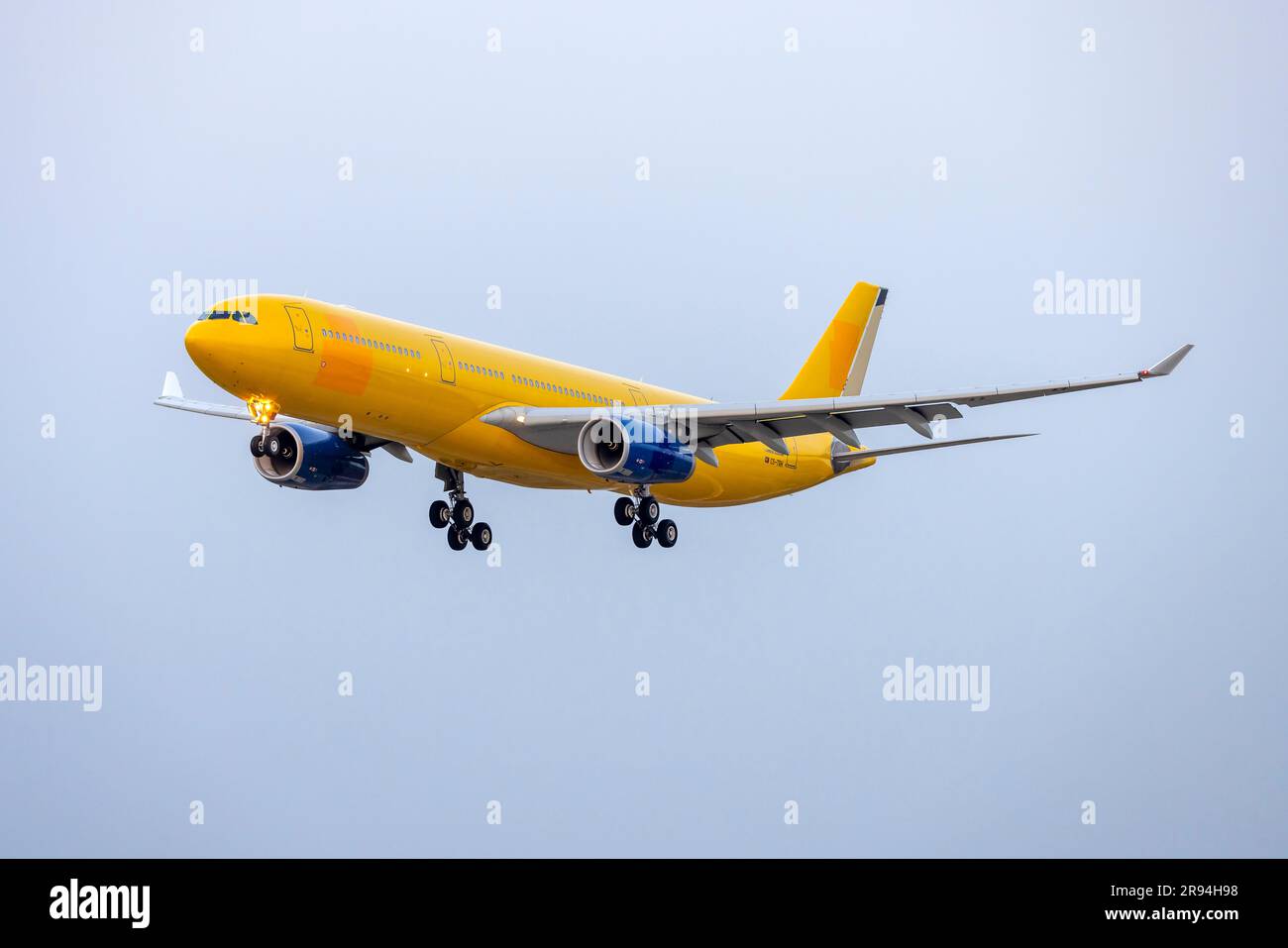 Correos Cargo (Orbest) Airbus A330-343 (Reg.: CS-TRH) in arrivo per una nuova verniciatura. I loghi Correos sono stati dipinti con vernice giallo più scuro come trasparente Foto Stock