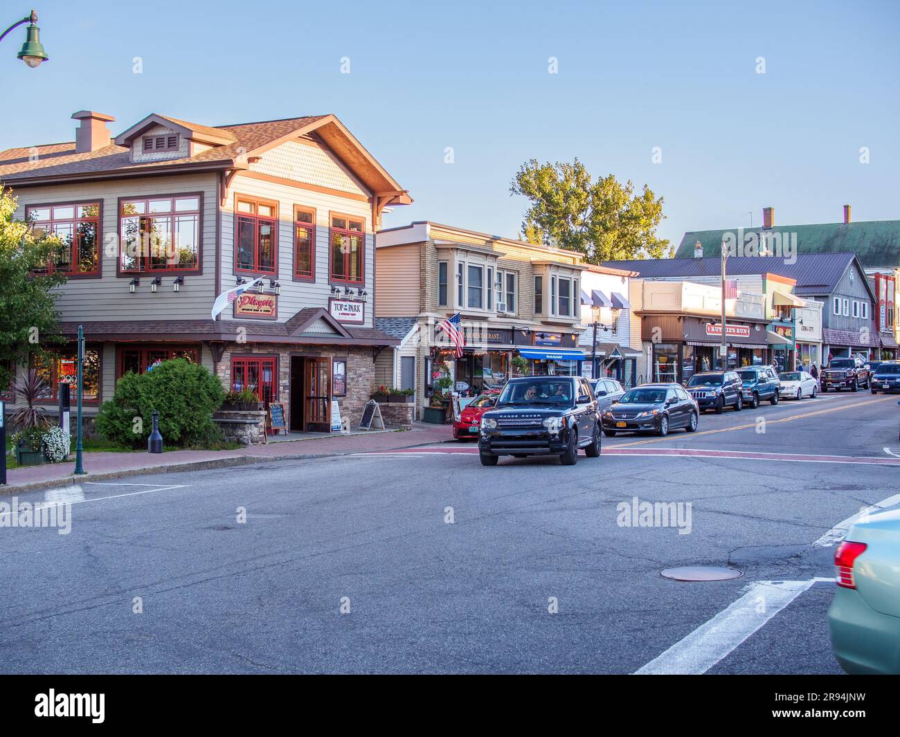 Main Street, situata a Lake Placid nella parte settentrionale dello stato di New York, USA, è il cuore dell'area del centro. Foto Stock
