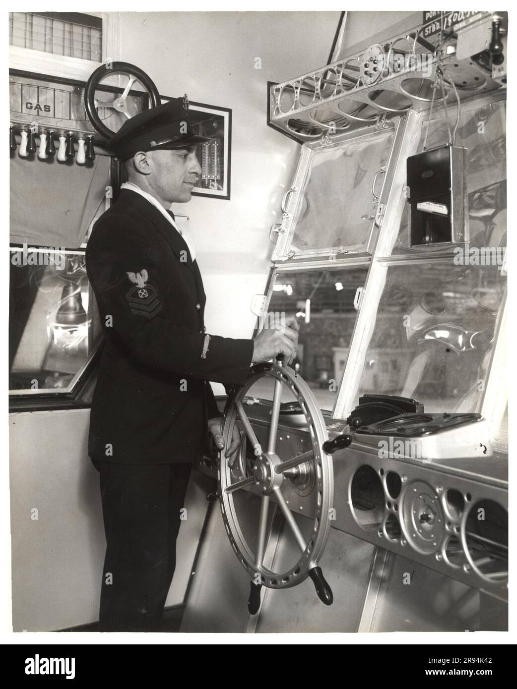 Fotografia del lato sinistro della vettura di controllo su un dirigibile. Didascalia originale: Lato sinistro della vettura di controllo: Ruota dell'elevatore, tiri della valvola del gas, altimetro, ecc. 1933 - disastri dirigibili Foto Stock