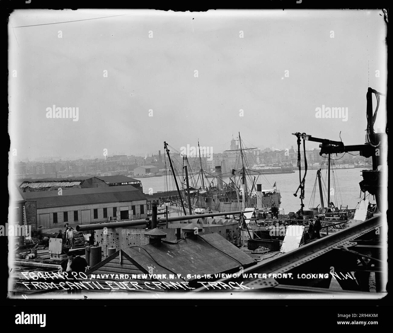 Vista sul lungomare, vista nord-ovest, dal Cantilever Crane Track. Vetri negativi della costruzione e riparazione di edifici, strutture e navi presso il New York Navy Yard. Foto Stock