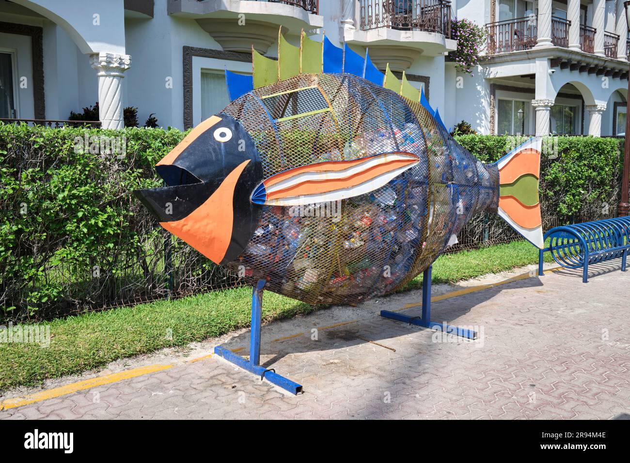 Raccolta rifiuti di riciclaggio delle bottiglie a forma di pesce Playa del Carmen Yucatan Messico Foto Stock