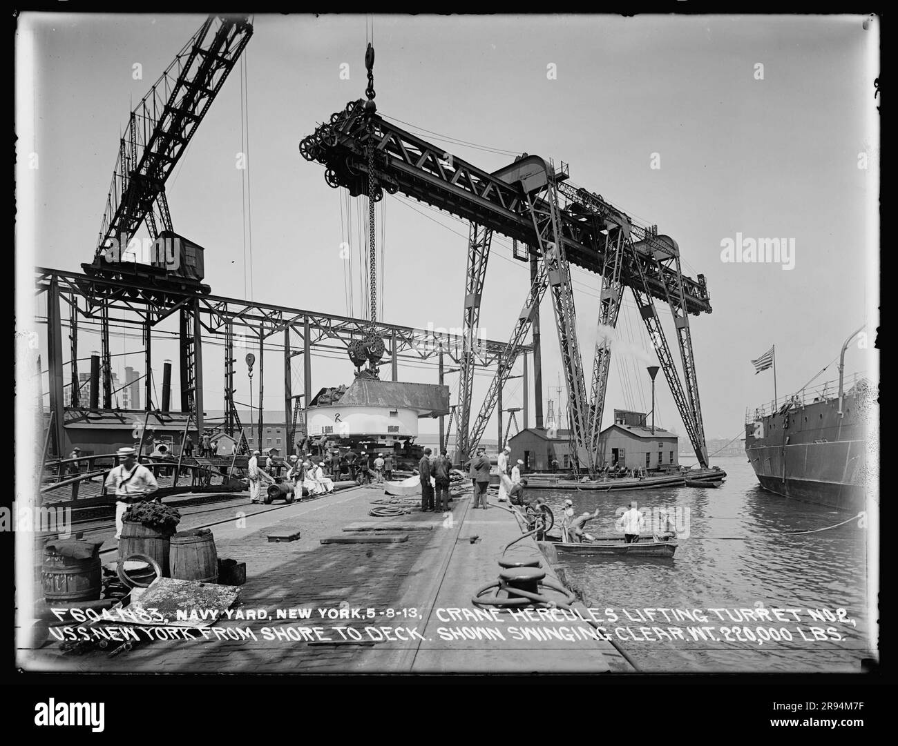Gru Hercules, torretta di sollevamento numero 2, U.S.S. New York, da terra a ponte, in foto Swinging Clear, peso 220.000 kg. Vetri negativi della costruzione e riparazione di edifici, strutture e navi presso il New York Navy Yard. Foto Stock