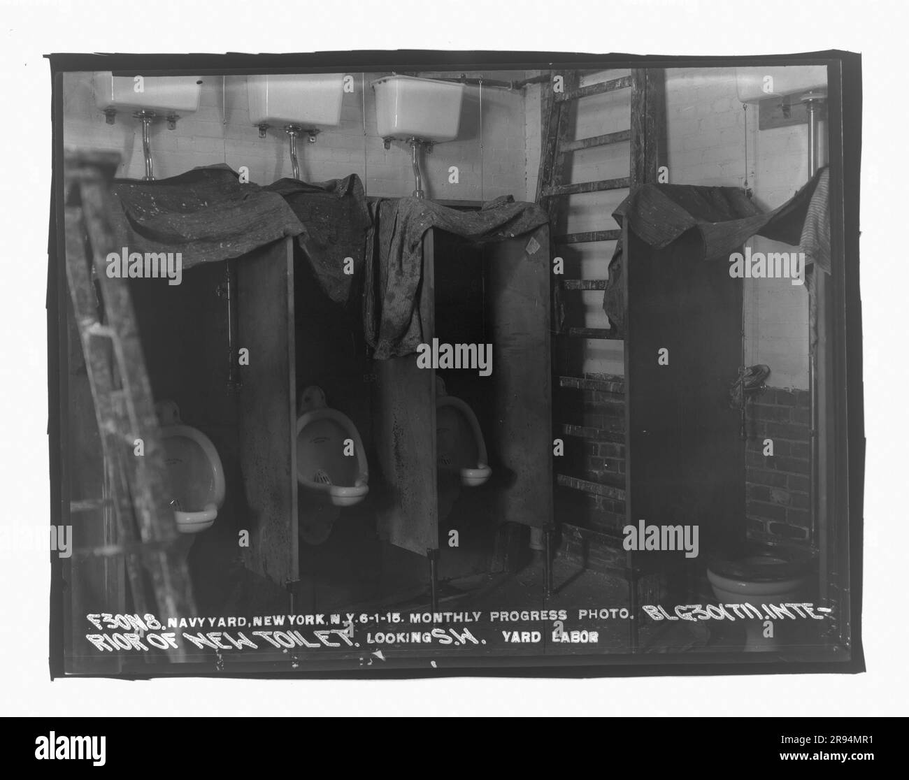 Mensile Progress Photo, Building Number 30 (T1), interno della nuova toilette, Looking Southwest. Vetri negativi della costruzione e riparazione di edifici, strutture e navi presso il New York Navy Yard. Foto Stock