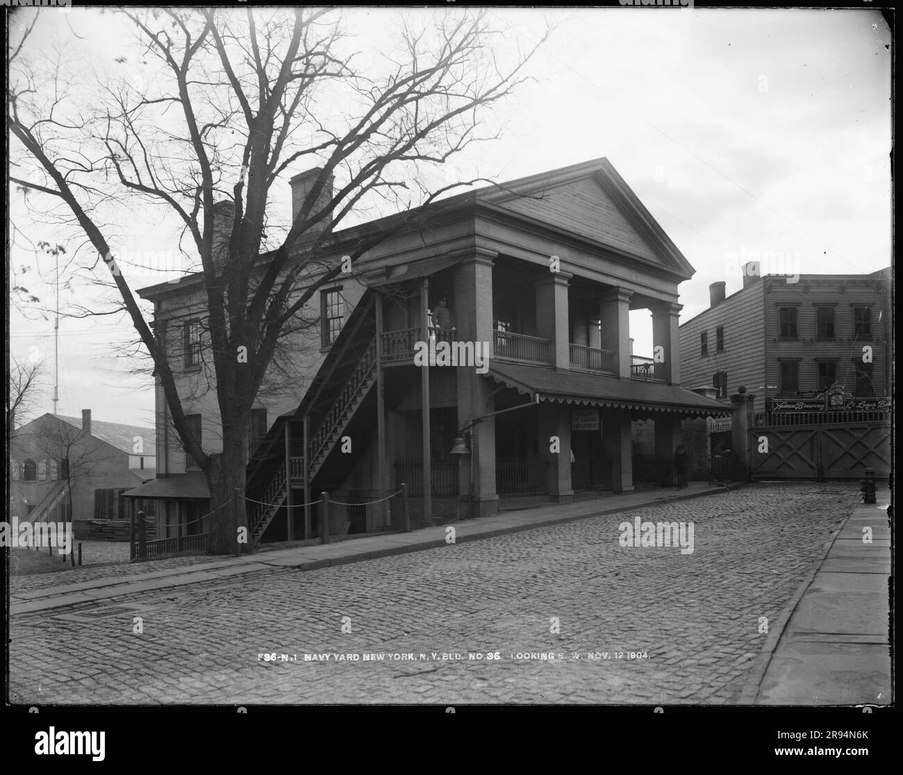 Edificio numero 36, che guarda a sud-ovest. Vetri negativi della costruzione e riparazione di edifici, strutture e navi presso il New York Navy Yard. Foto Stock