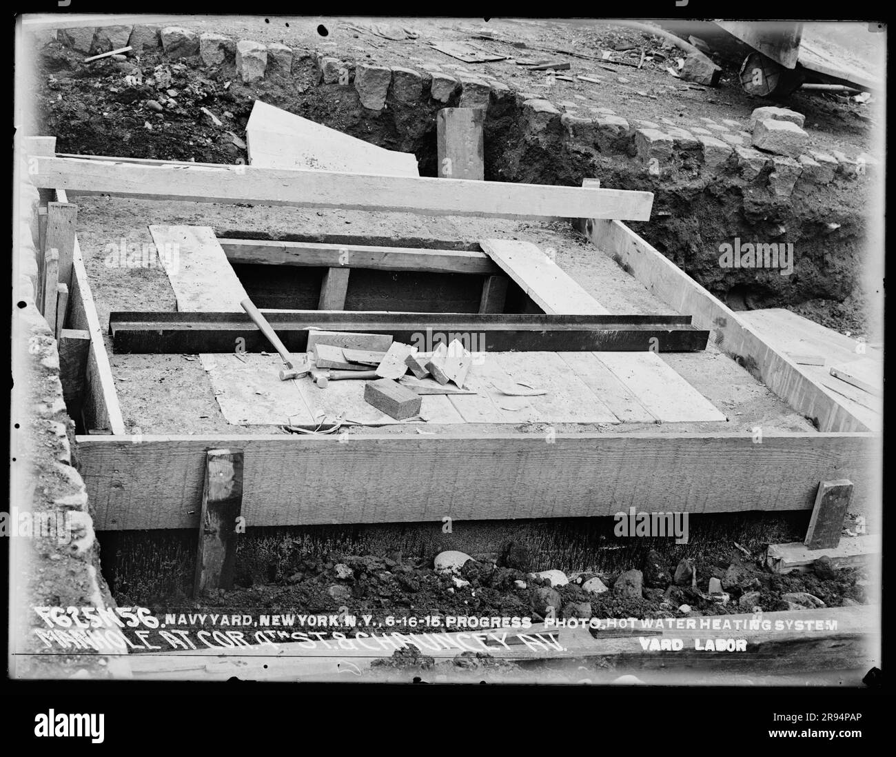 Progress Photo, impianto di riscaldamento ad acqua calda, Manhole all'angolo tra Fourth Street e Chauncey Avenue. Vetri negativi della costruzione e riparazione di edifici, strutture e navi presso il New York Navy Yard. Foto Stock