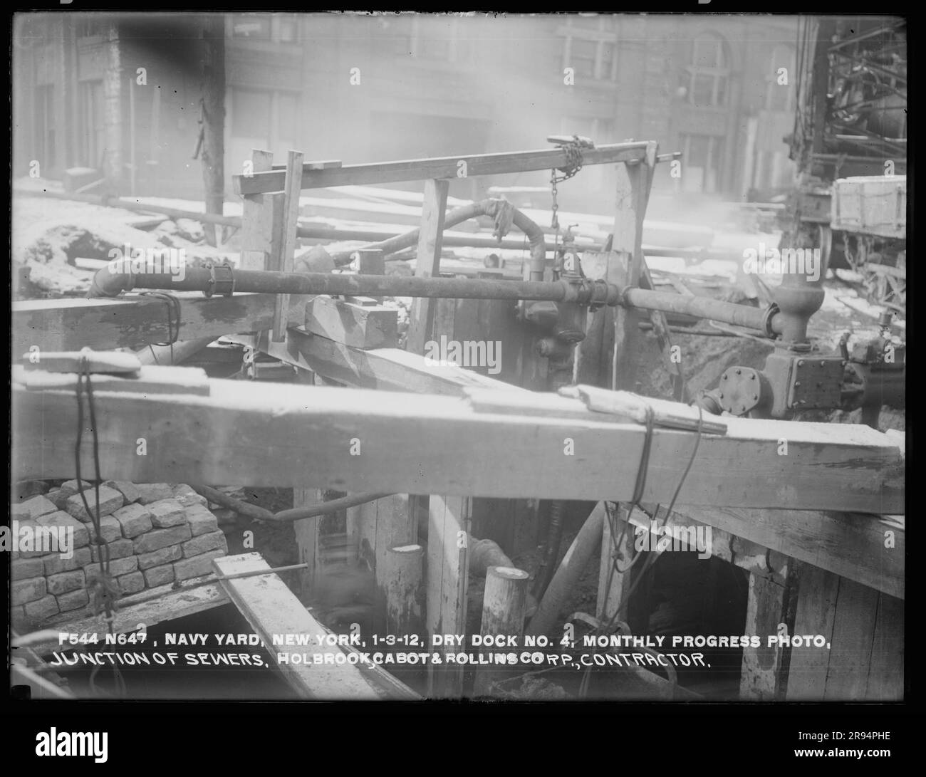 Dry Dock numero 4, Monthly Progress Photo, Junction of Sewers, Holbrook, Cabot, E la Rollins Corporation Contractor. Vetri negativi della costruzione e riparazione di edifici, strutture e navi presso il New York Navy Yard. Foto Stock