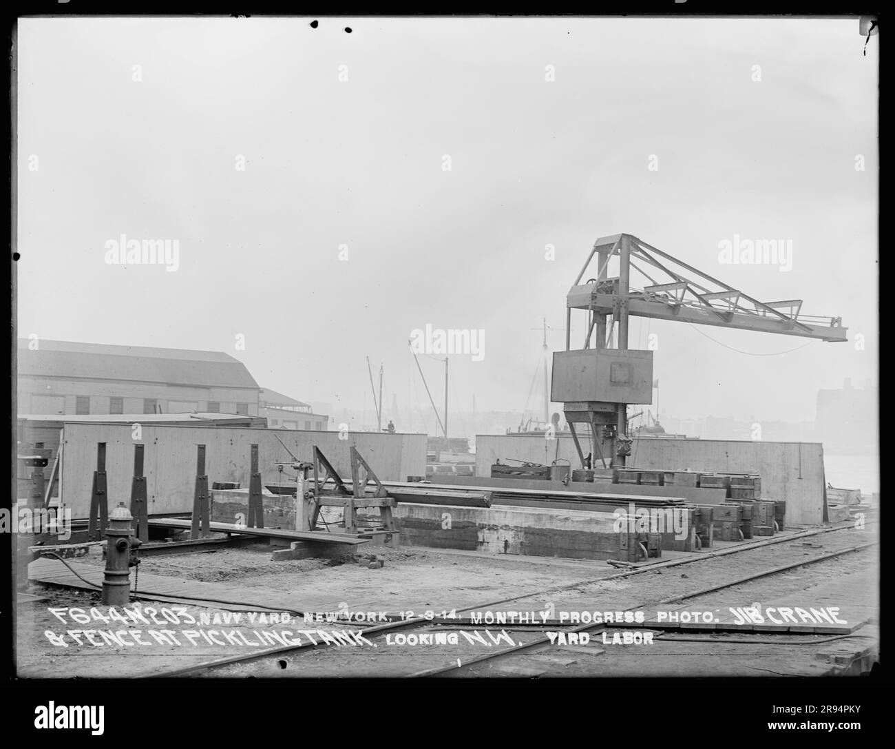 Progress Photo mensile, Jib Crane and Fence at Pickling Tank, Looking Northwest, Yard Labor. Vetri negativi della costruzione e riparazione di edifici, strutture e navi presso il New York Navy Yard. Foto Stock