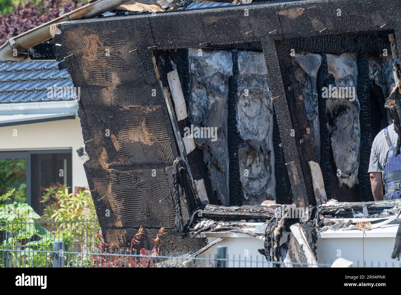 Jarmen, Germania. 24 giugno 2023. Vista delle rovine del fuoco di una casa di famiglia a Jarmen. Due persone sono morte nell'incendio dell'edificio residenziale a Jarmen (distretto di Vorpommern-Greifswald) sabato. Quando le forze di emergenza della polizia e dei vigili del fuoco arrivarono, l'edificio era già completamente in fiamme, come annunciato dalla polizia. Se i morti fossero i proprietari di una casa, un uomo di 60 anni e sua moglie di 59 anni, era ancora sconosciuto. Sabato, la polizia non ha ancora potuto fornire informazioni sulla causa dell'incendio. Crediti: Stefan Sauer/dpa/Alamy Live News Foto Stock