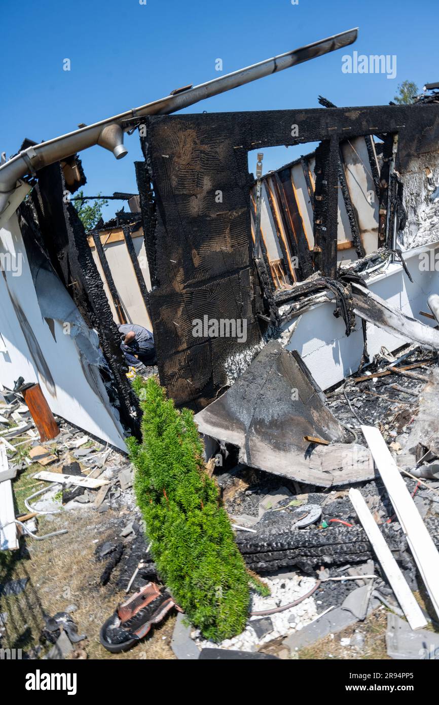 Jarmen, Germania. 24 giugno 2023. Vista delle rovine del fuoco di una casa di famiglia a Jarmen. Due persone sono morte nell'incendio dell'edificio residenziale a Jarmen (distretto di Vorpommern-Greifswald) sabato. Quando le forze di emergenza della polizia e dei vigili del fuoco arrivarono, l'edificio era già completamente in fiamme, come annunciato dalla polizia. Se i morti fossero i proprietari di una casa, un uomo di 60 anni e sua moglie di 59 anni, era ancora sconosciuto. Sabato, la polizia non ha ancora potuto fornire informazioni sulla causa dell'incendio. Crediti: Stefan Sauer/dpa/Alamy Live News Foto Stock