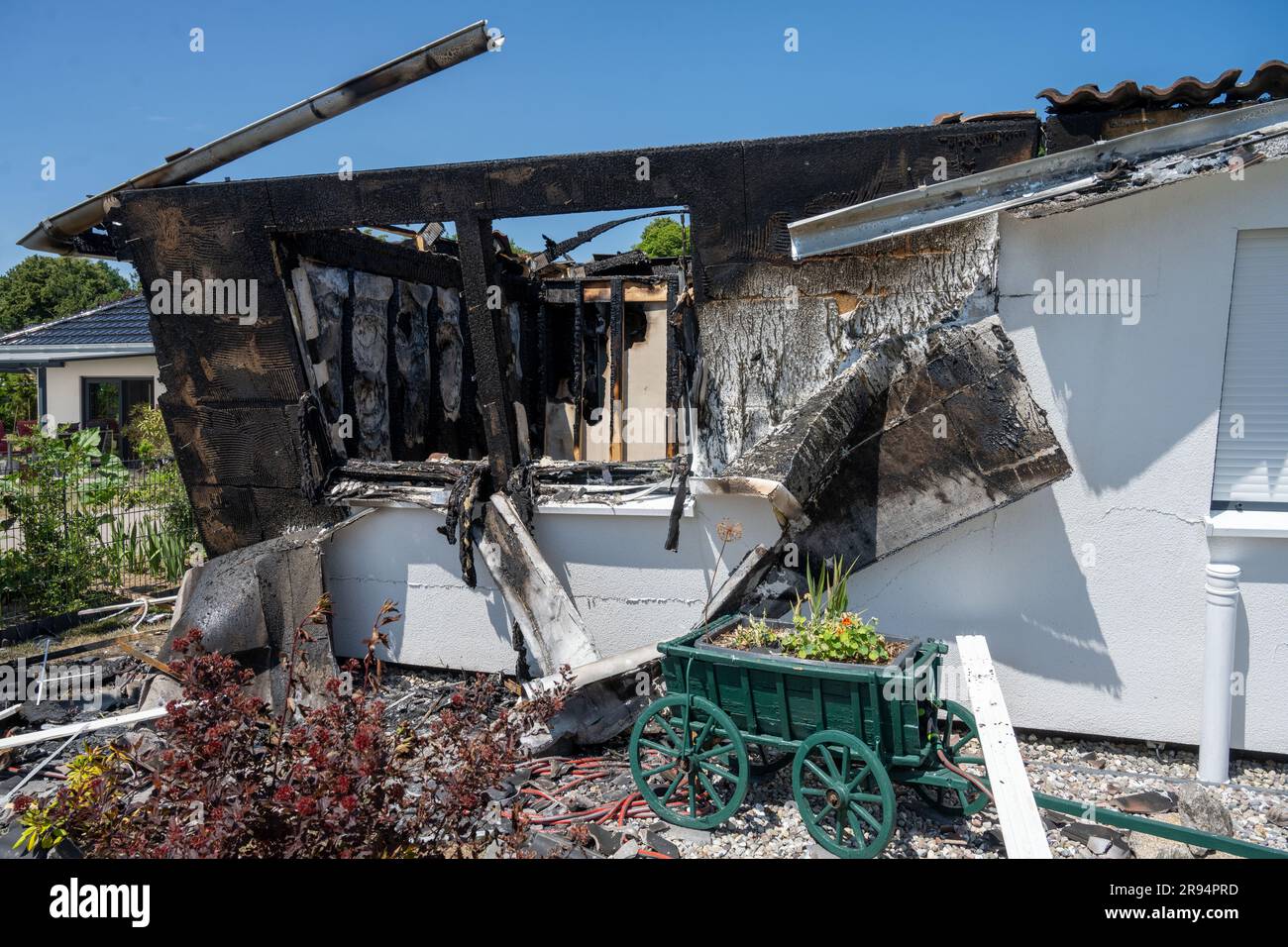 Jarmen, Germania. 24 giugno 2023. Vista delle rovine del fuoco di una casa di famiglia a Jarmen. Due persone sono morte nell'incendio dell'edificio residenziale a Jarmen (distretto di Vorpommern-Greifswald) sabato. Quando le forze di emergenza della polizia e dei vigili del fuoco arrivarono, l'edificio era già completamente in fiamme, come annunciato dalla polizia. Se i morti fossero i proprietari di una casa, un uomo di 60 anni e sua moglie di 59 anni, era ancora sconosciuto. Sabato, la polizia non ha ancora potuto fornire informazioni sulla causa dell'incendio. Crediti: Stefan Sauer/dpa/Alamy Live News Foto Stock