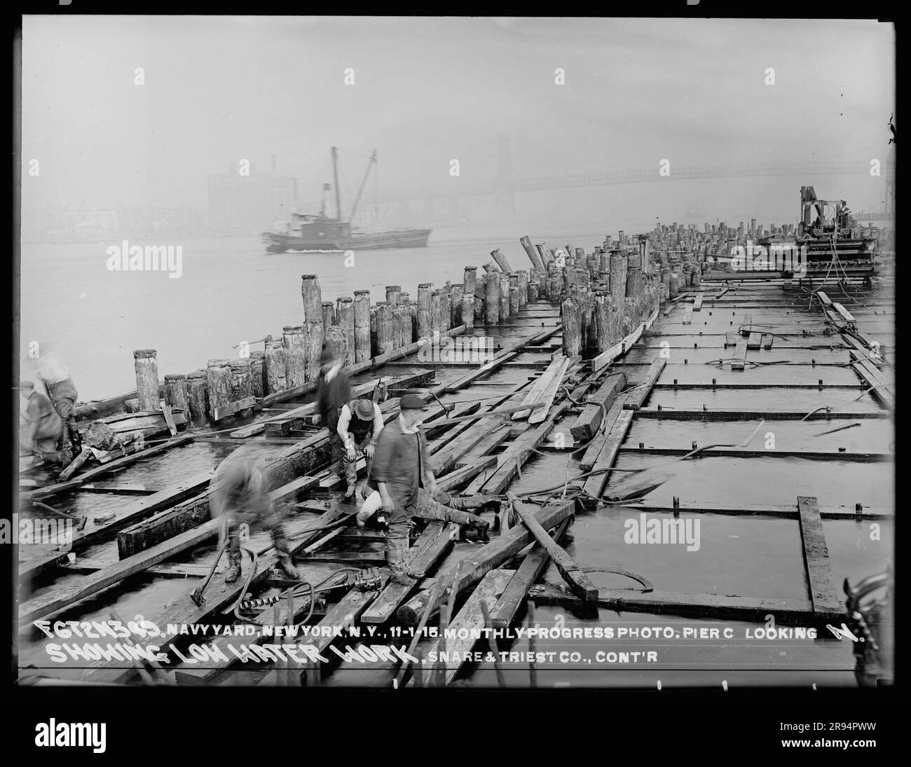Foto mensile sullo stato di avanzamento, Pier C Looking North che mostra lavori in acque basse, Snare & Triest Company, appaltatore. Vetri negativi della costruzione e riparazione di edifici, strutture e navi presso il New York Navy Yard. Foto Stock