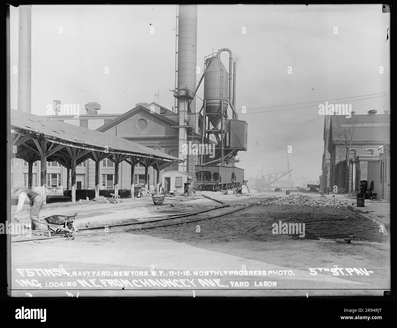 Monthly Progress Photo, 5th Street Paving, Looking Northeast, da Chauncery Avenue, Yard Labor. Vetri negativi della costruzione e riparazione di edifici, strutture e navi presso il New York Navy Yard. Foto Stock