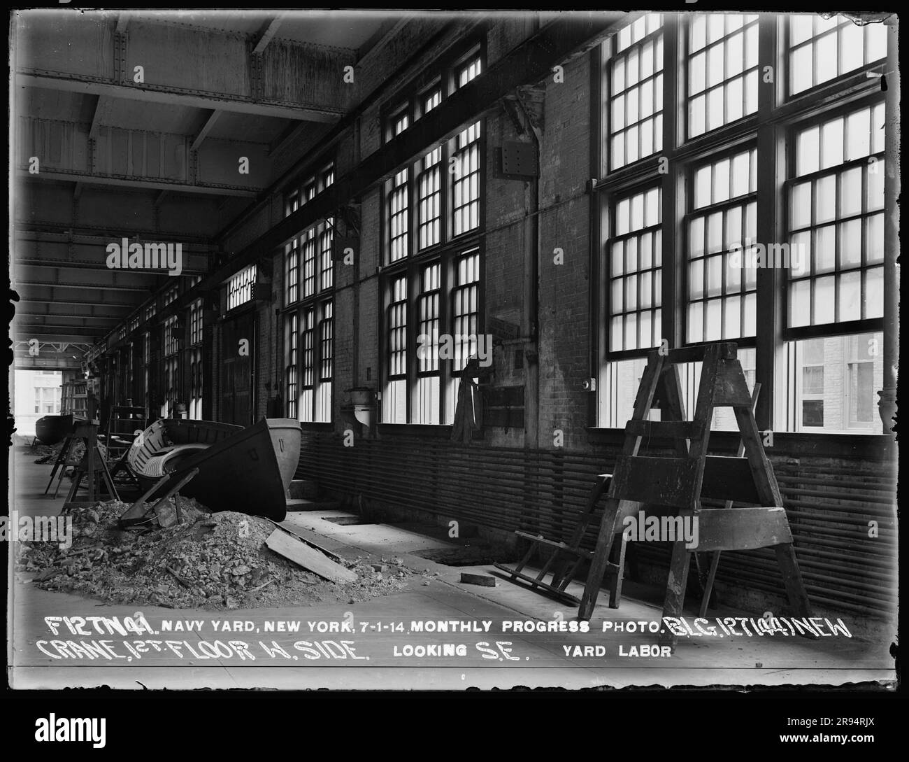 Mensile Progress Photo, Building 127 (44), New Crane, First Floor West Side, Looking South East, Yard Labor. Vetri negativi della costruzione e riparazione di edifici, strutture e navi presso il New York Navy Yard. Foto Stock